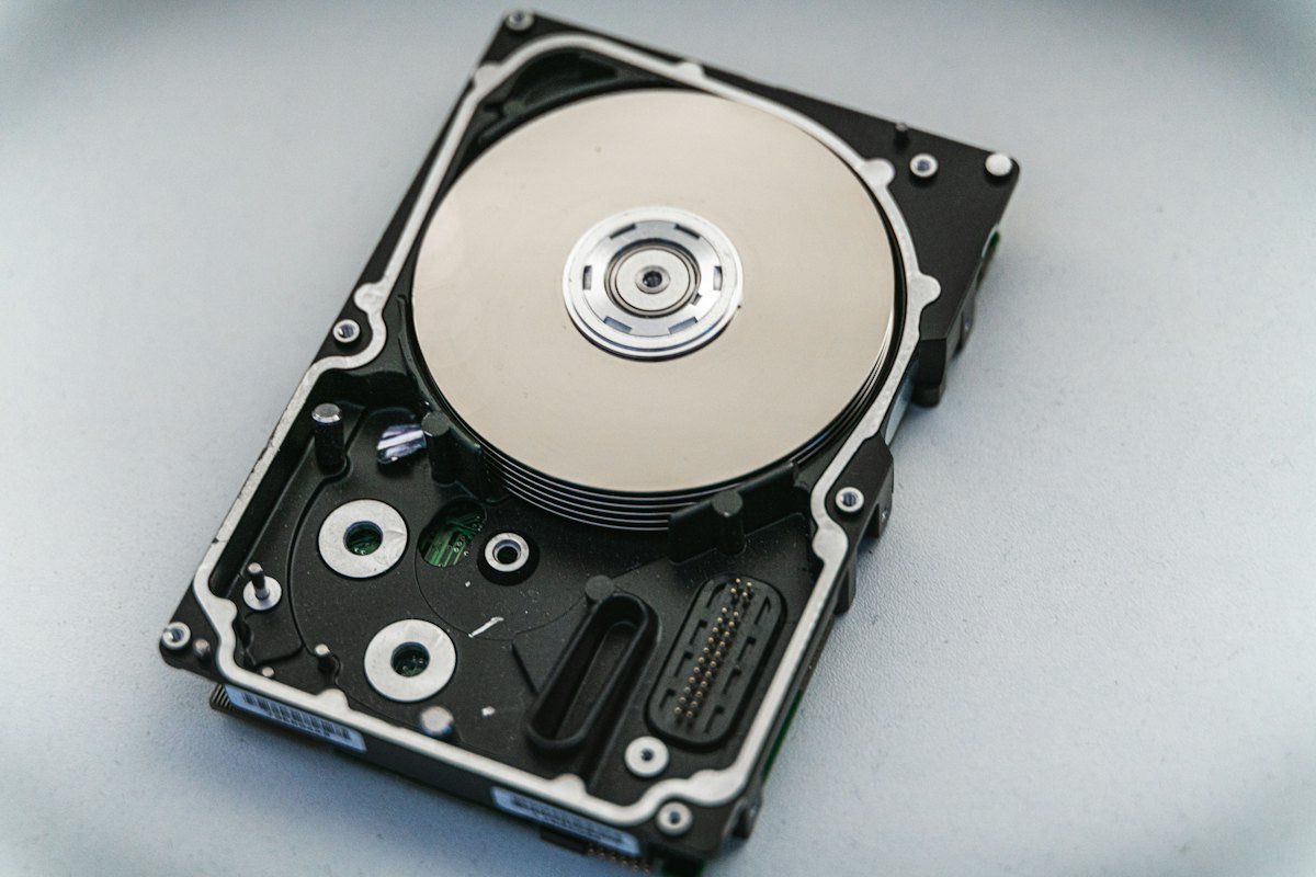 Kapağı açılmış sabit disk